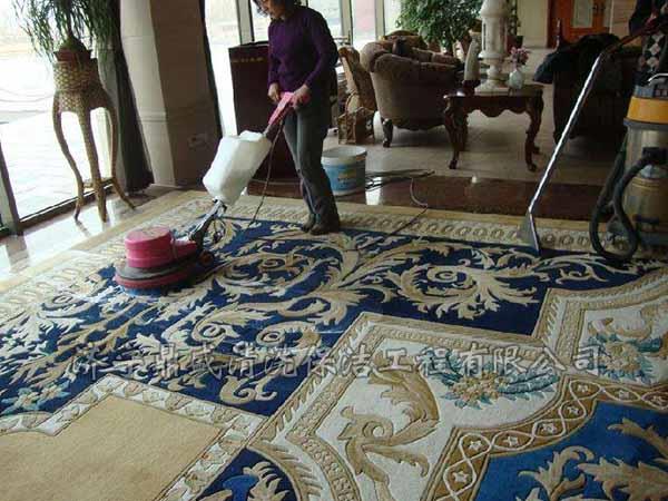 可以使用以下簡單方法將地毯恢復成其一開始的樣子