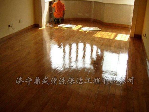 木地板打蠟能夠更好的起到保養地板，延長地板的使用壽命的作用